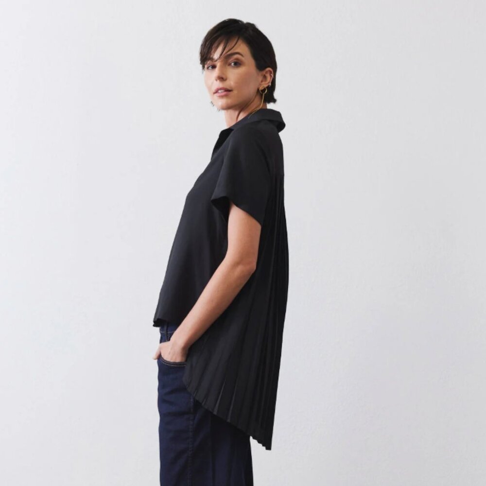 Ruti WHITE Look in the Back Pleated Blouse
